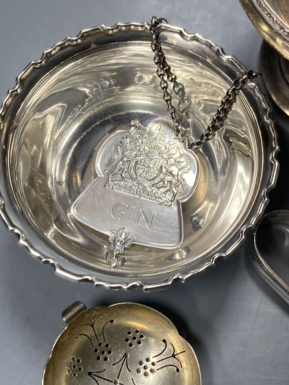 A 1977 Queens Silver Jubilee Gin label, London, 1977, 58mm, a silver sugar bowl, and a small silver tazza, 9.5cm, weighted, etc.